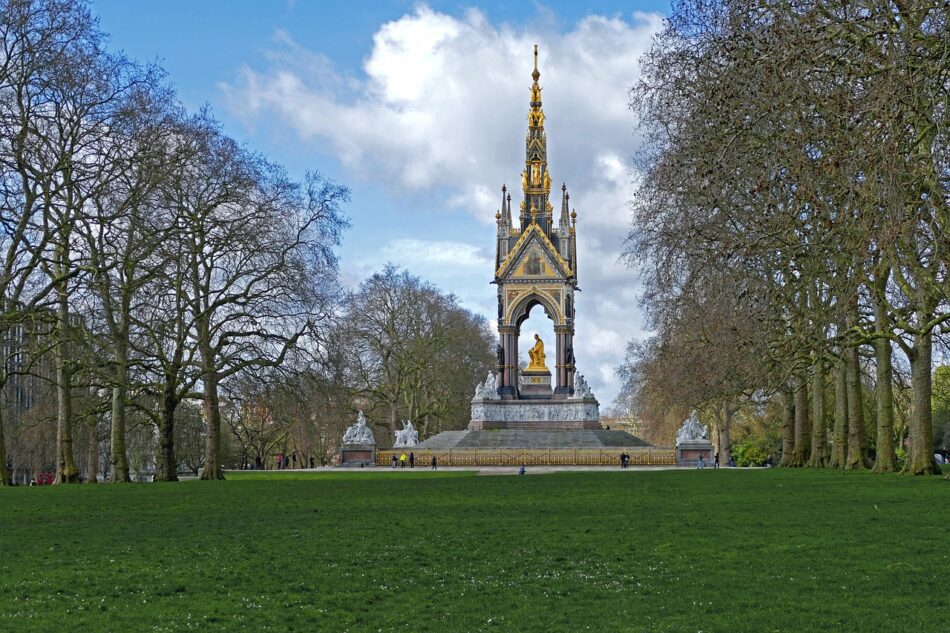 Explore Hyde Park and The Italian Gardens: A Tranquil London Oasis