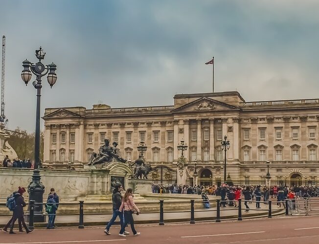 Buckingham Palace is 2.3 miles to get from Edward Hotel